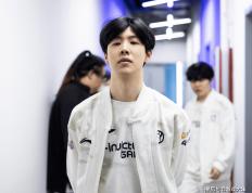 炫(xuàn)神因辱骂theshy，二路解说权限被收回，还被粉丝投诉到全(quán)国扫黑办