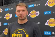 东契奇领袖风范！季前赛冠军心态