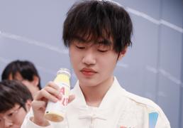 解说米(mǐ)勒说出(chū)LPL困境，中(zhōng)單(dān)选手出(chū)现严重(zhòng)断档，新(xīn)生代实力都很菜