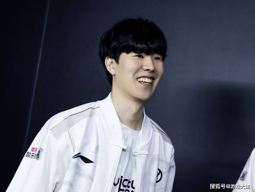 炫(xuàn)神因辱骂theshy，二路解说权限被收回，还被粉丝投诉到全(quán)国扫黑办