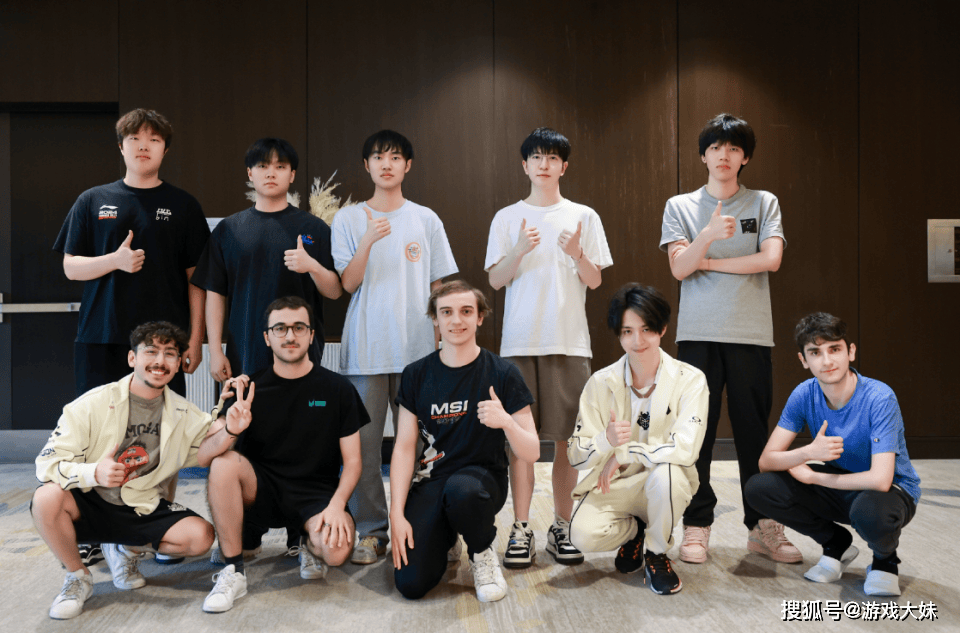 G2战队来得(dé)太早(zǎo)了,拳頭(tóu)还没準(zhǔn)备训练地,被拍到在天(tiān)津網(wǎng)吧里训练