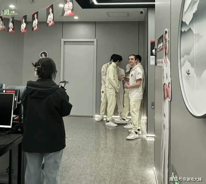 G2战队来得(dé)太早(zǎo)了,拳頭(tóu)还没準(zhǔn)备训练地,被拍到在天(tiān)津網(wǎng)吧里训练