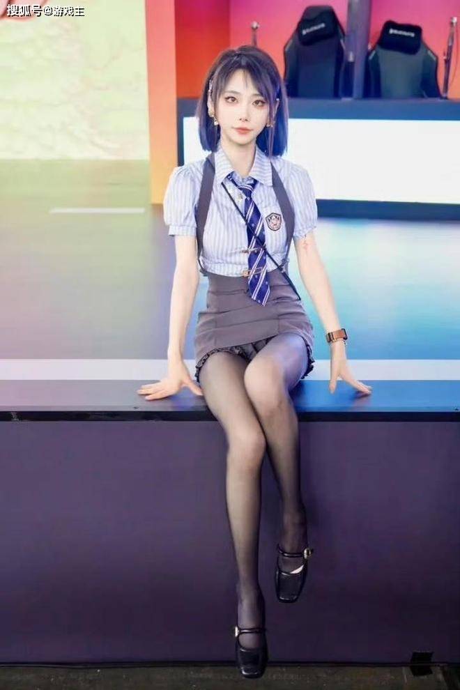 LPL新晋顶級(jí)美(měi)女主持(chí)火了(le)，神似戚薇，解说Rita花(huā)瓶地(dì)位不保