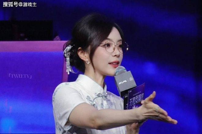 LPL新晋顶級(jí)美(měi)女主持(chí)火了(le)，神似戚薇，解说Rita花(huā)瓶地(dì)位不保