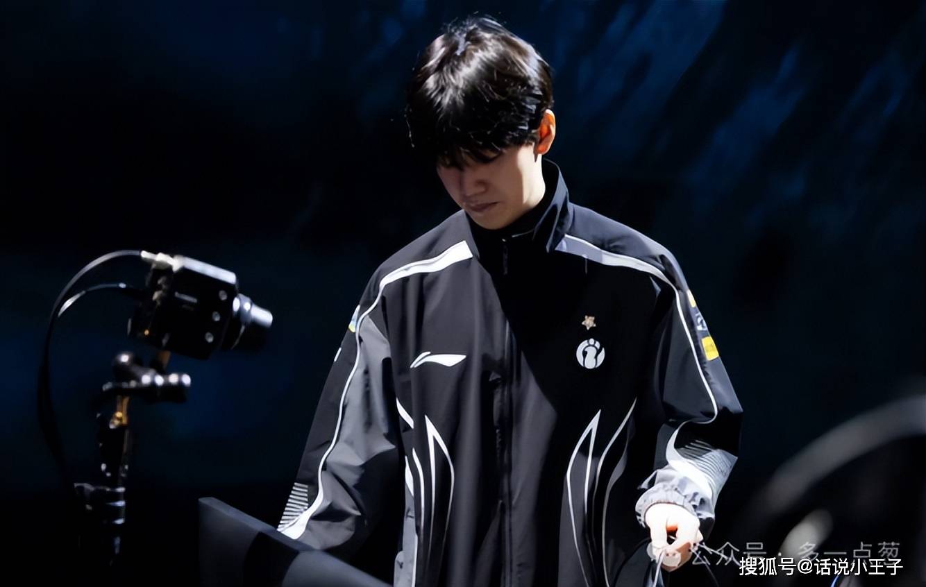 赛場(chǎng)充(chōng)满Theshy传奇(qí)！宙斯感谢Theshy，是(shì)他给了(le)我(wǒ)很(hěn)多灵感