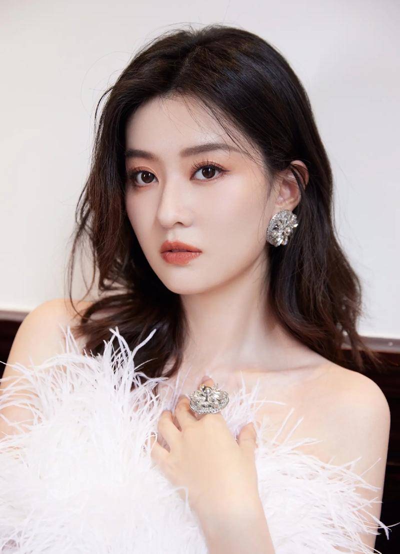 天呐！乔欣這(zhè)波操作太秀(xiù)了(le)，500亿豪(háo)门？秘密結(jié)婚(hūn)？這(zhè)是要上天！