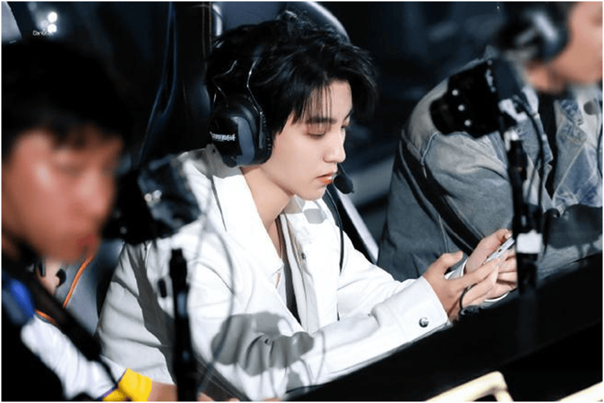 赵露(lù)思變(biàn)身水晶玫(méi)瑰公主,现身LOL手游老(lǎo)友聚(jù)会