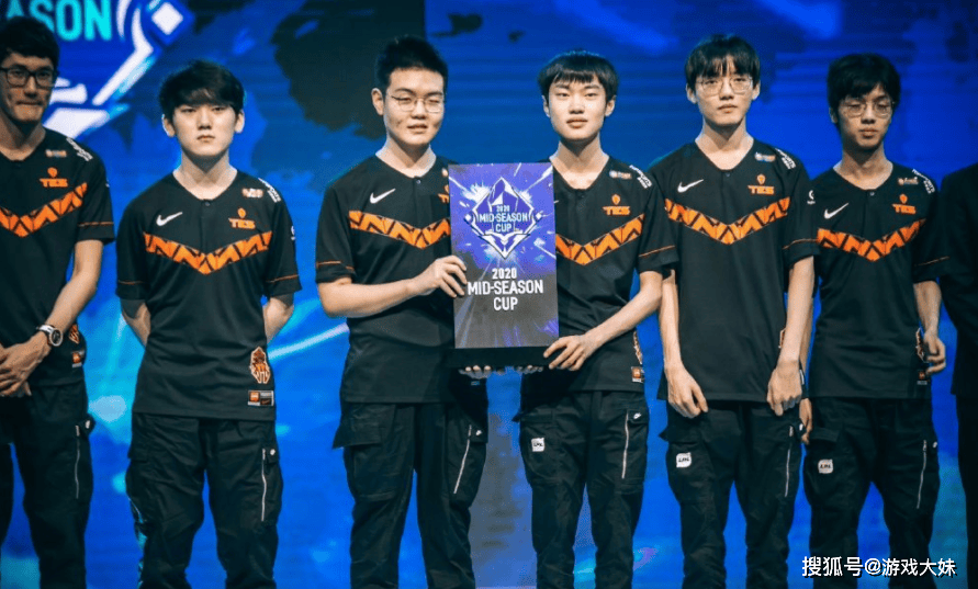 LOL官方点名knight,将他所有荣誉罗列出来,离大满贯还差一个S冠