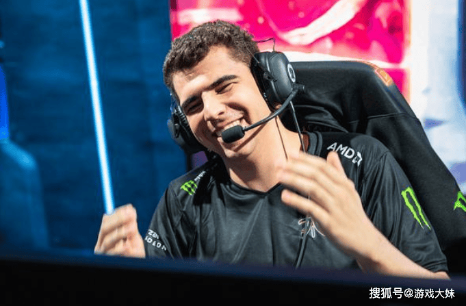 S15比赛FLY禁用了5位女英雄,女博主公开质疑,指责他们性别歧视