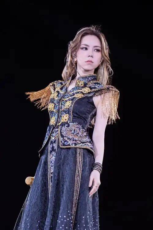 鄧(dèng)紫棋领衔LOL主题曲(qū)：歌手跨(kuà)界电竞谁更胜一筹？